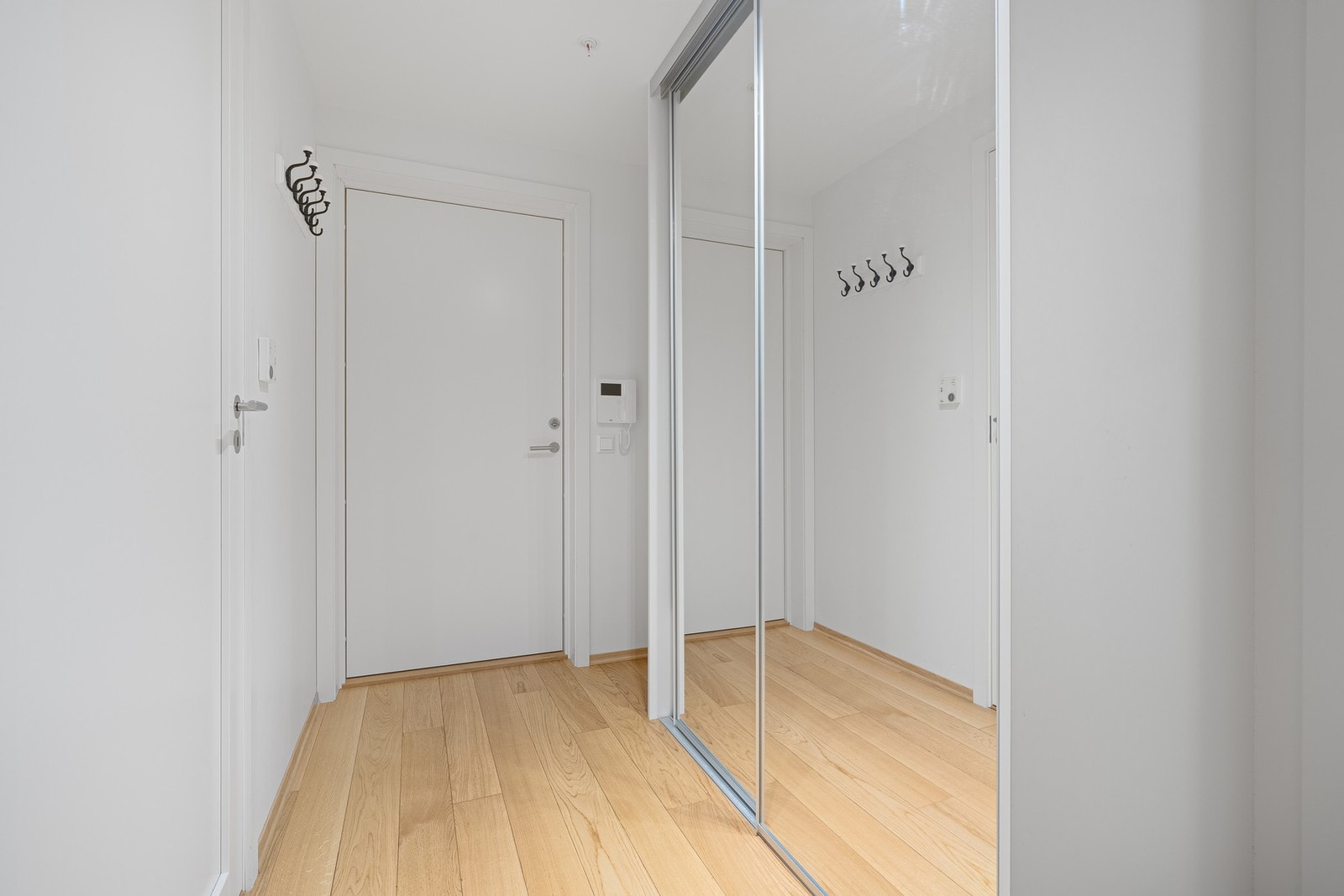 I inngangspartiet er det installert skyvedørsgarderobe. Galleribilde