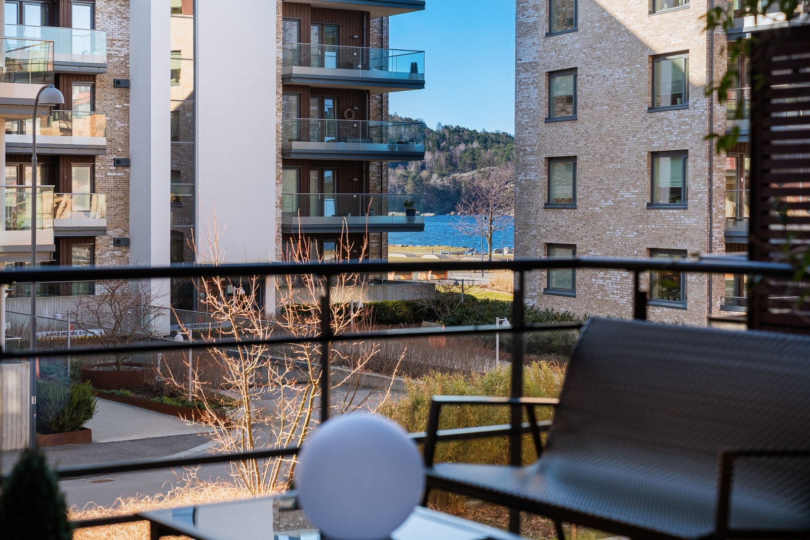 Utsikten fra balkongen/stuen. Uteområdet er parkmessig opparbeidet. Galleribilde