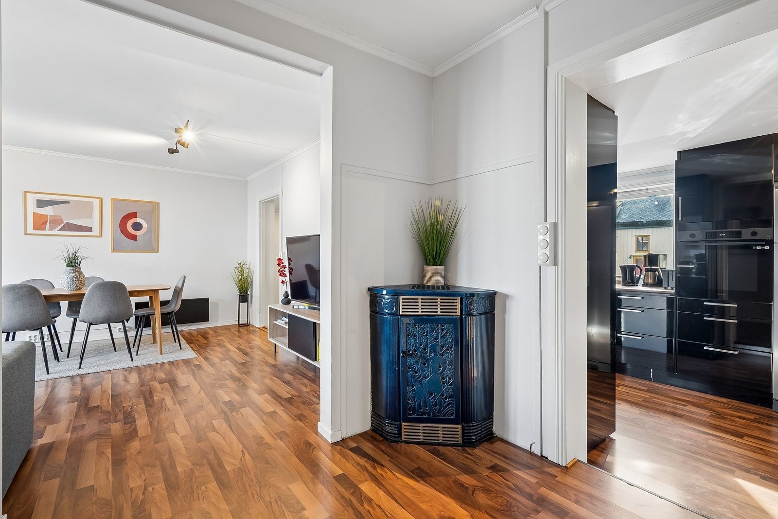 Boligen inneholder gang, stue, kjøkken, 3 soverom, bad og innvendig bod. Leiligheten benytter seg også av en balkong