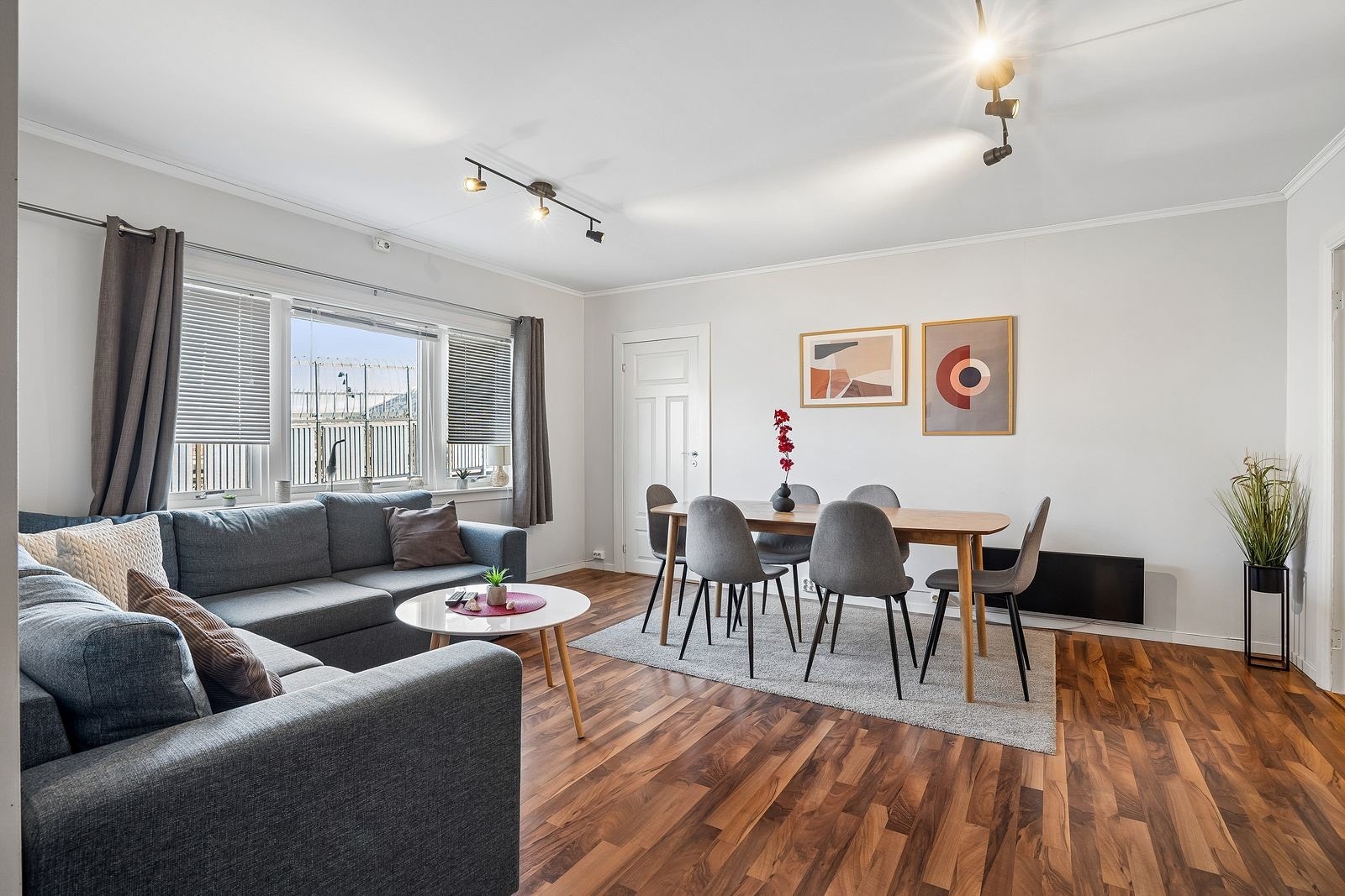 Attraktiv 4-roms leilighet med store vindusflater som gir leiligheten et belysende preg