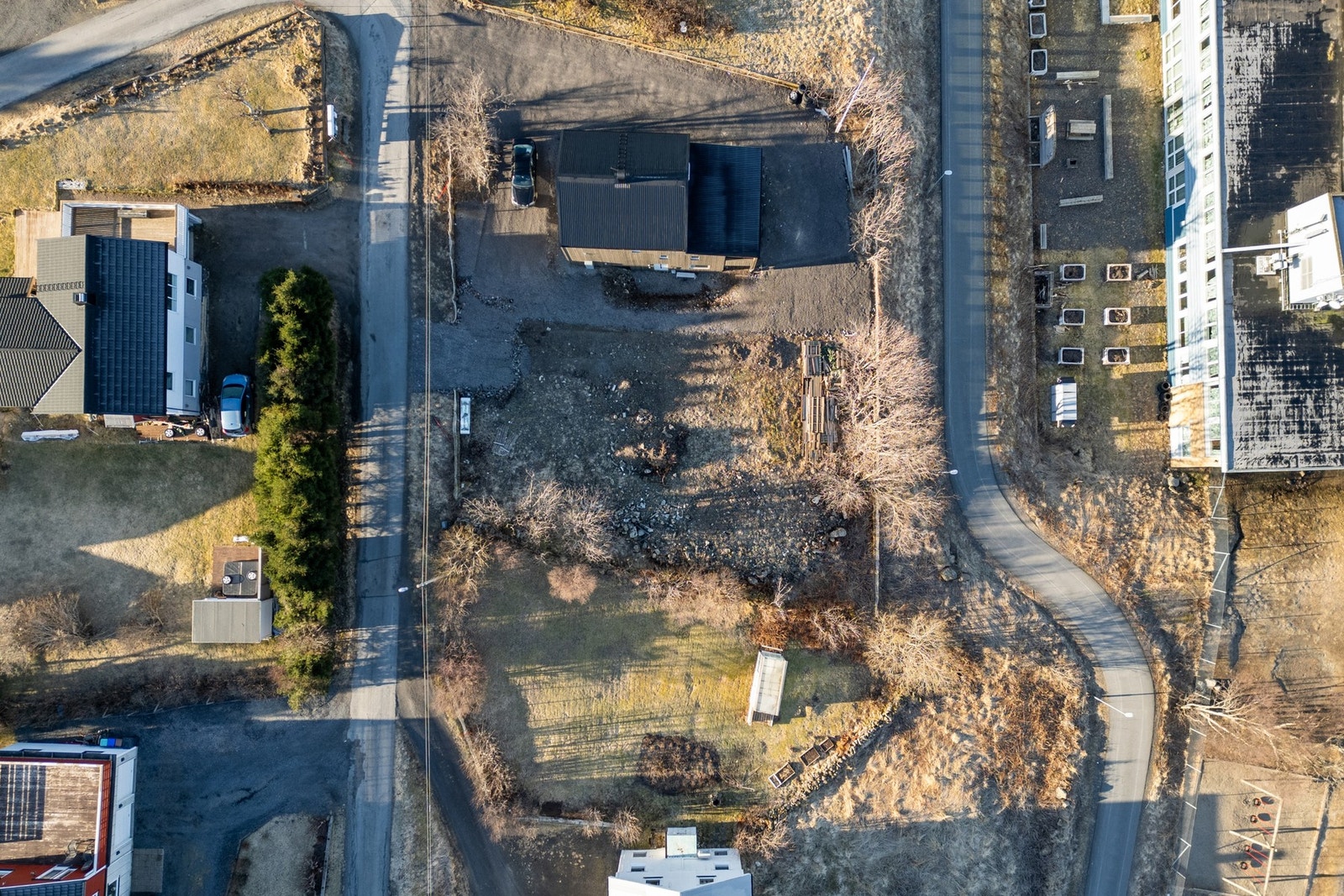 Se vedlagt kartutsnitt med eiendomsgrenser, for et nærmere innsyn i hvordan tomtegrensene er. Galleribilde