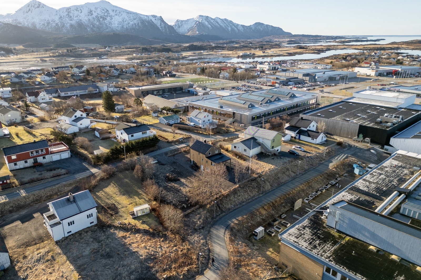 Videre er det også gangavstand til barnehage, skoler, idrettsanlegg og svømmehall. Galleribilde