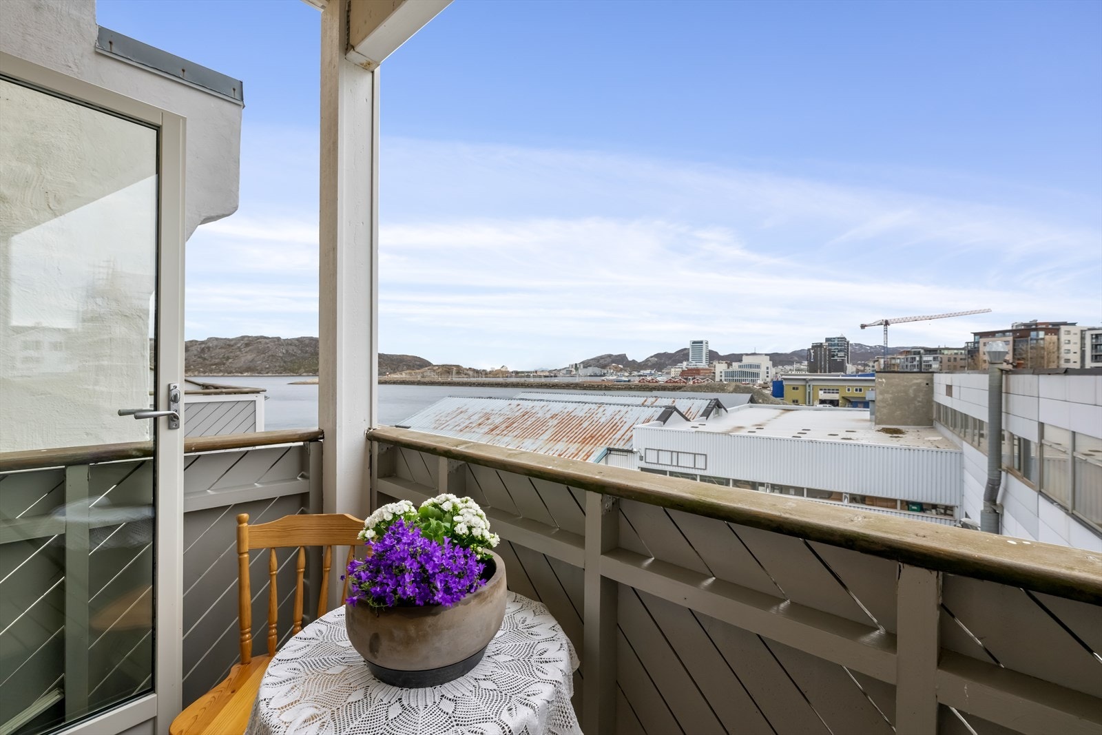 Balkongen har sol til ca. klokken 15 (+ kveldssol midtsommerstid) - Området like ved er under utvikling (Molobyen), noe som kan/vil medføre endring av sol/utsiktsforhold. Galleribilde