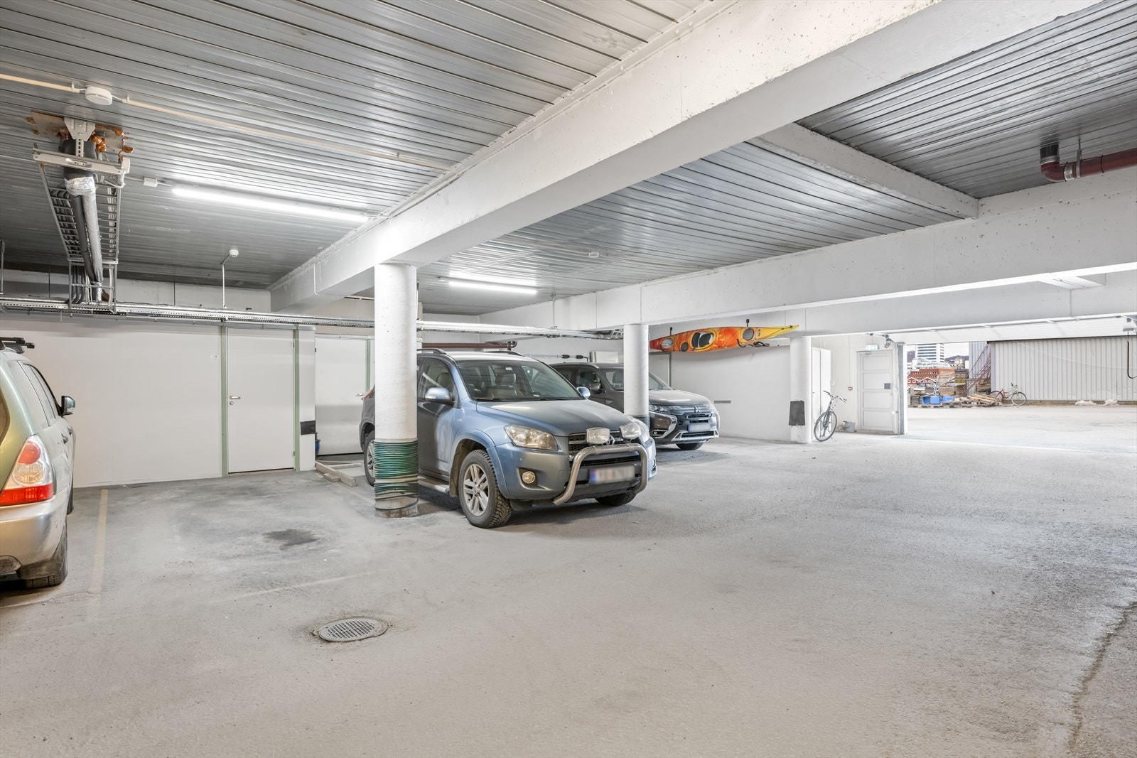 Det medfølger fast parkeringsplass i felles garasjekjeller. Mulighet for ellader. Galleribilde