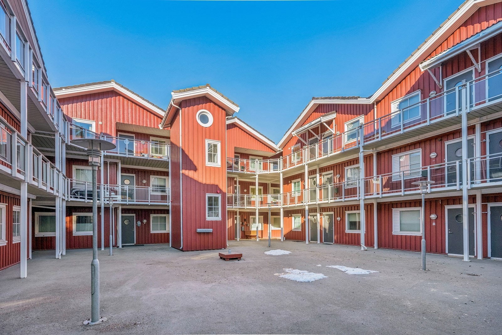 Felles atrium med heis og svalganger til leilighetene Galleribilde