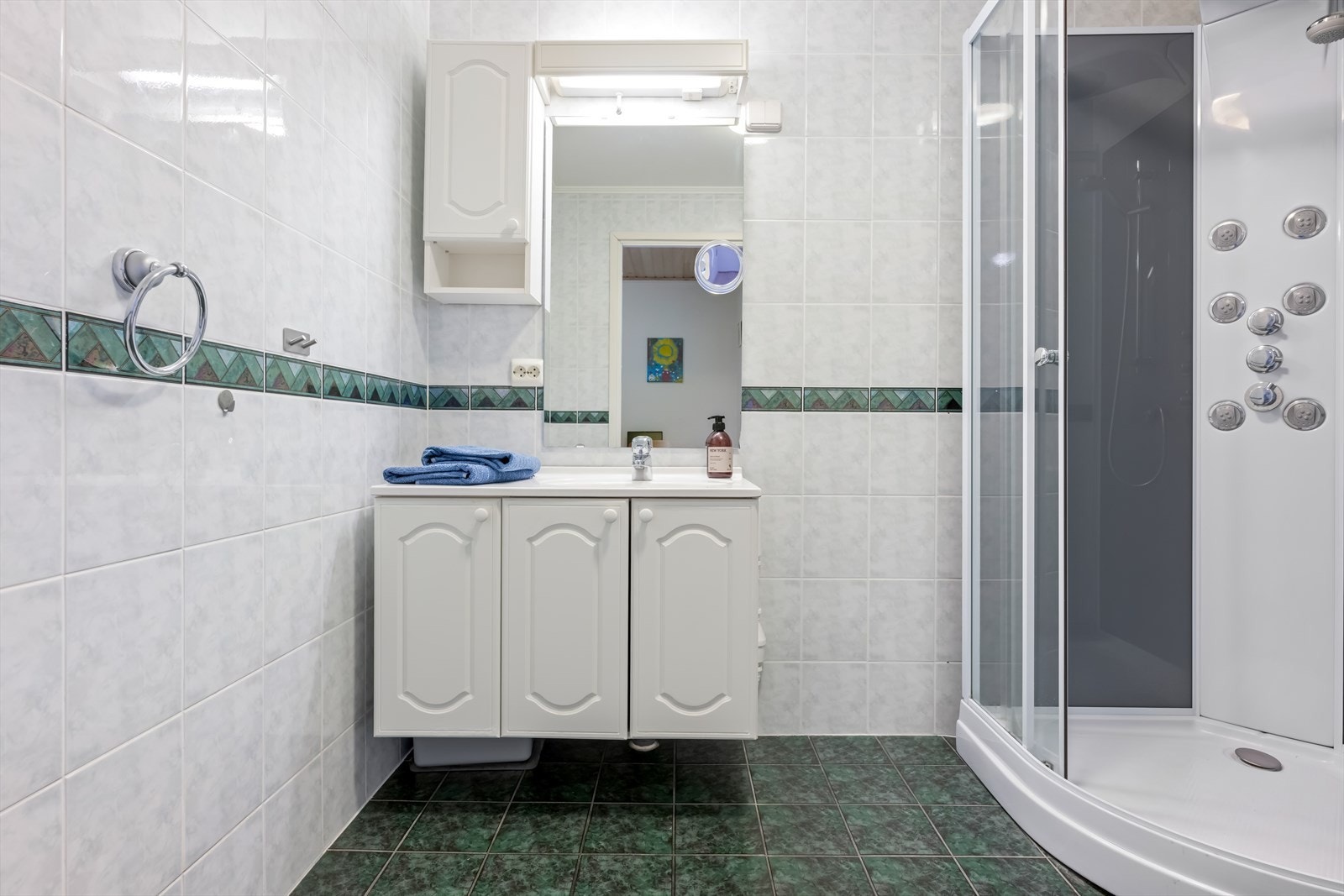 Badet er utført med mørke gulvfliser m/varmekabler under og lyse veggfliser. Galleribilde