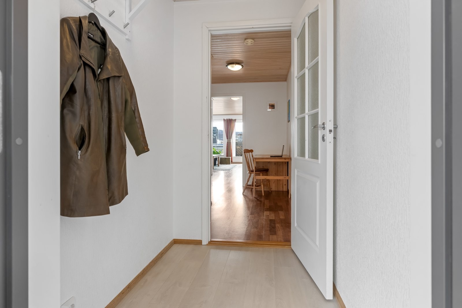 Det er plass til å sette fra seg sko og henge yttertøy. Galleribilde