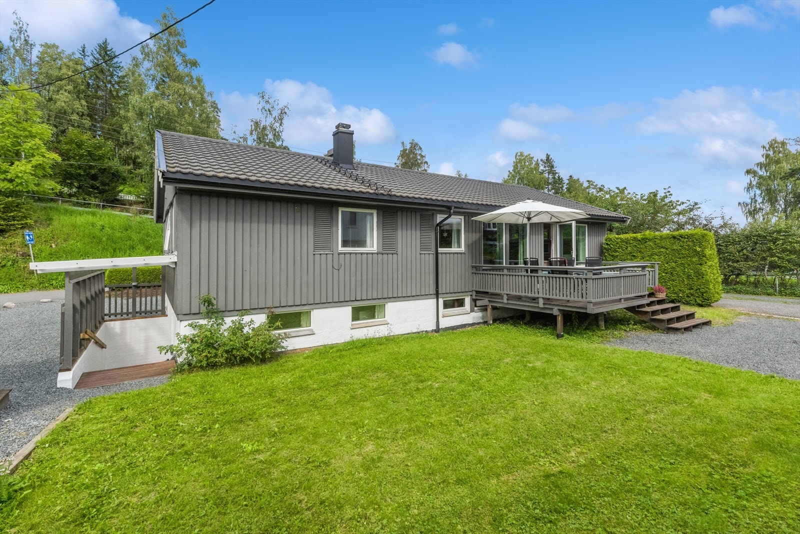 Terrasse ligger rett sydvendt og har sol hele dagen Galleribilde