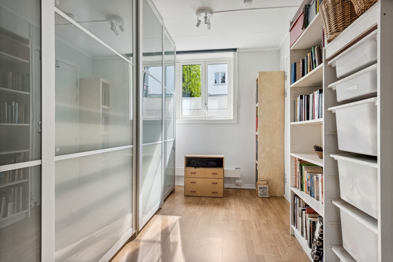 Garderobe hvor det er rømningsvei for inneforliggende bodrom (Soverom) Galleribilde