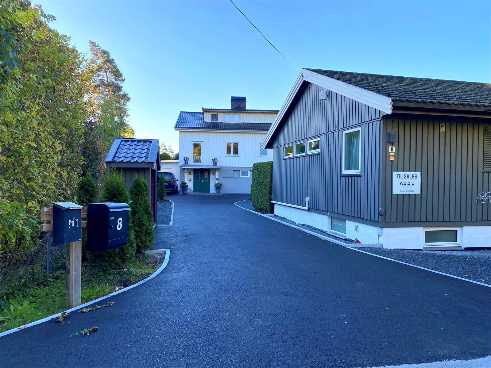 Asfaltert innkjørsel som er felles med nabo.JPG Galleribilde
