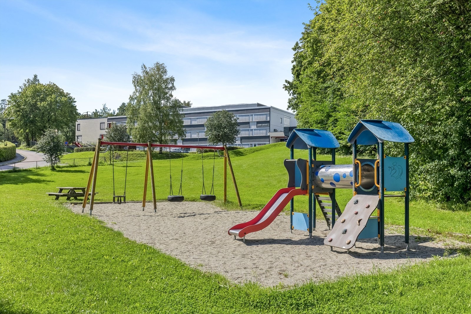 Nærområdet - Park og Jong skole rett ved boligen Galleribilde