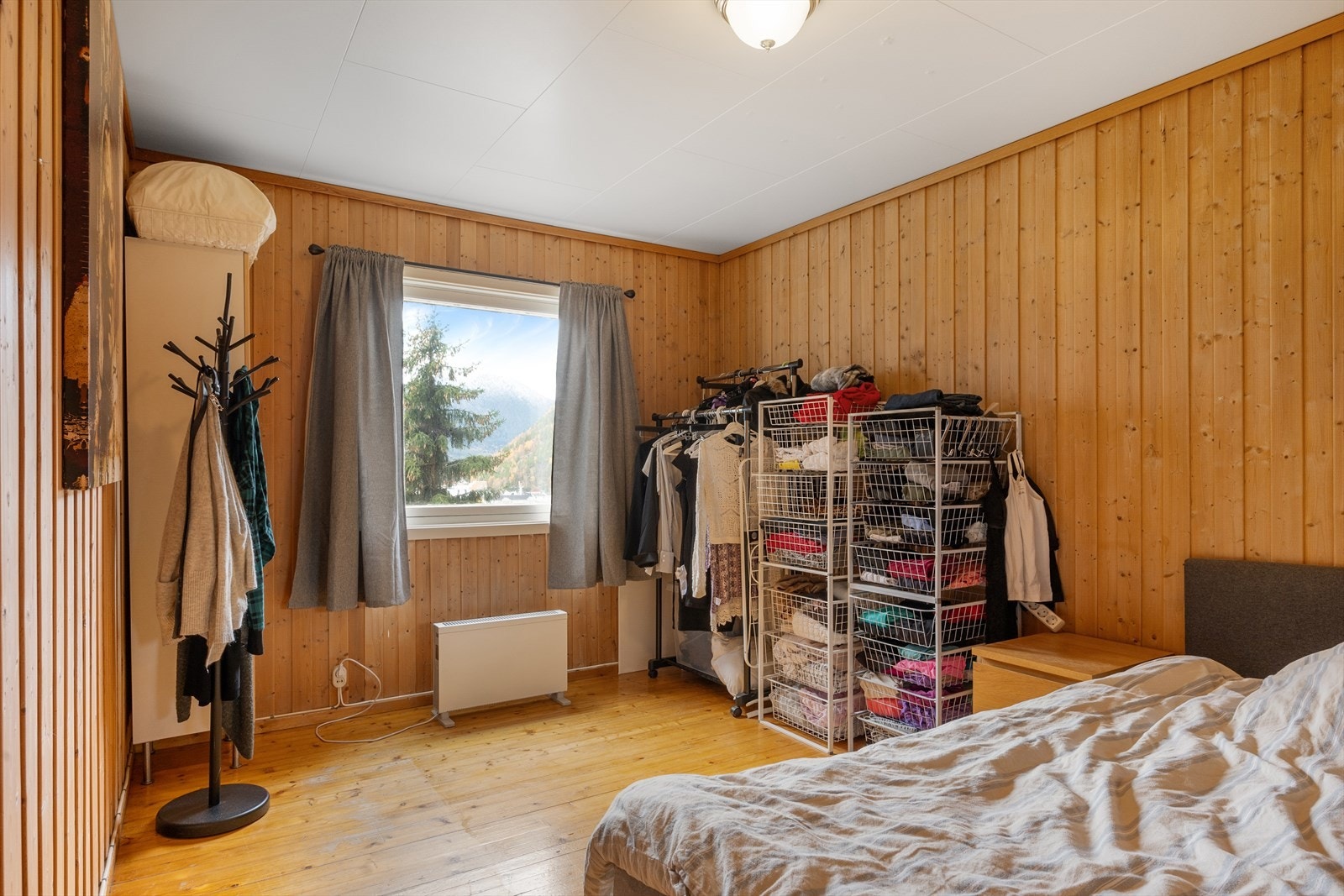 I overetasjen er det ett soverom. Dette er av god størrelse så det er mulig å innrede etter egne behov og ønsker. Galleribilde