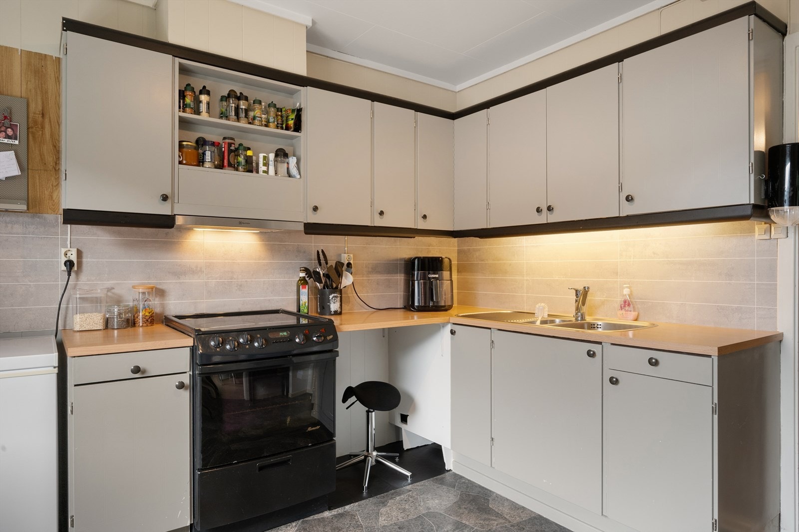 Det er masse skapplass på kjøkkenet. Galleribilde