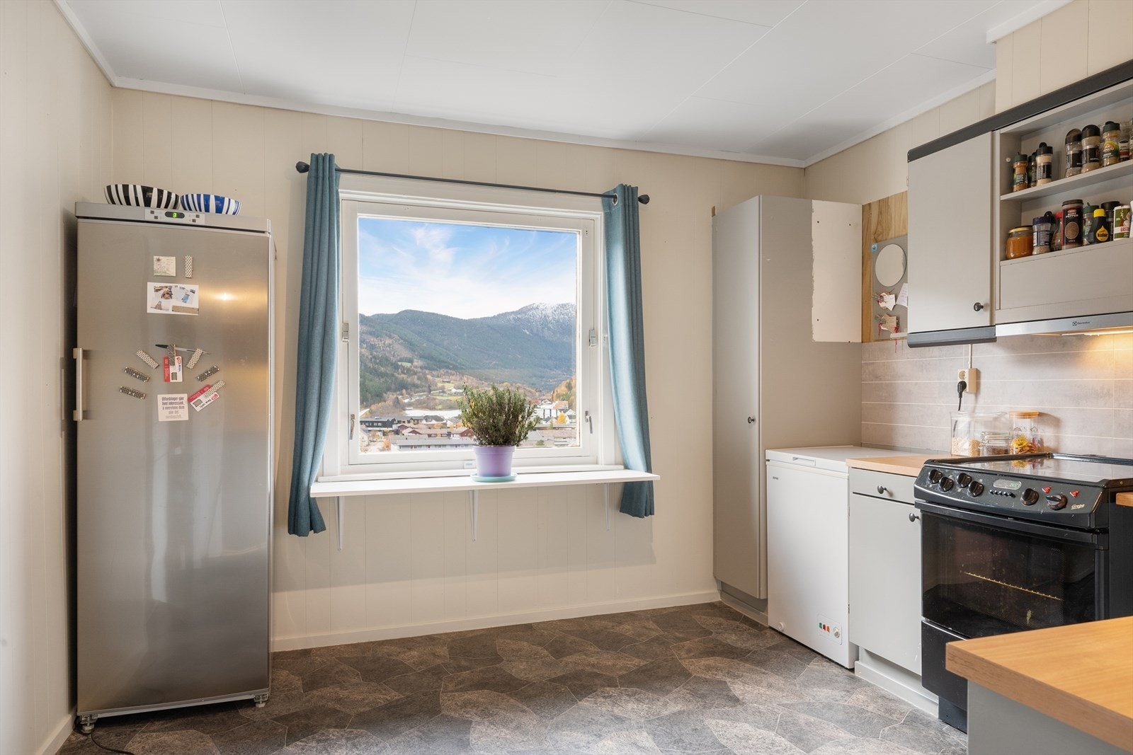 Kjøkkenet oppleves lyst og romslig. Galleribilde