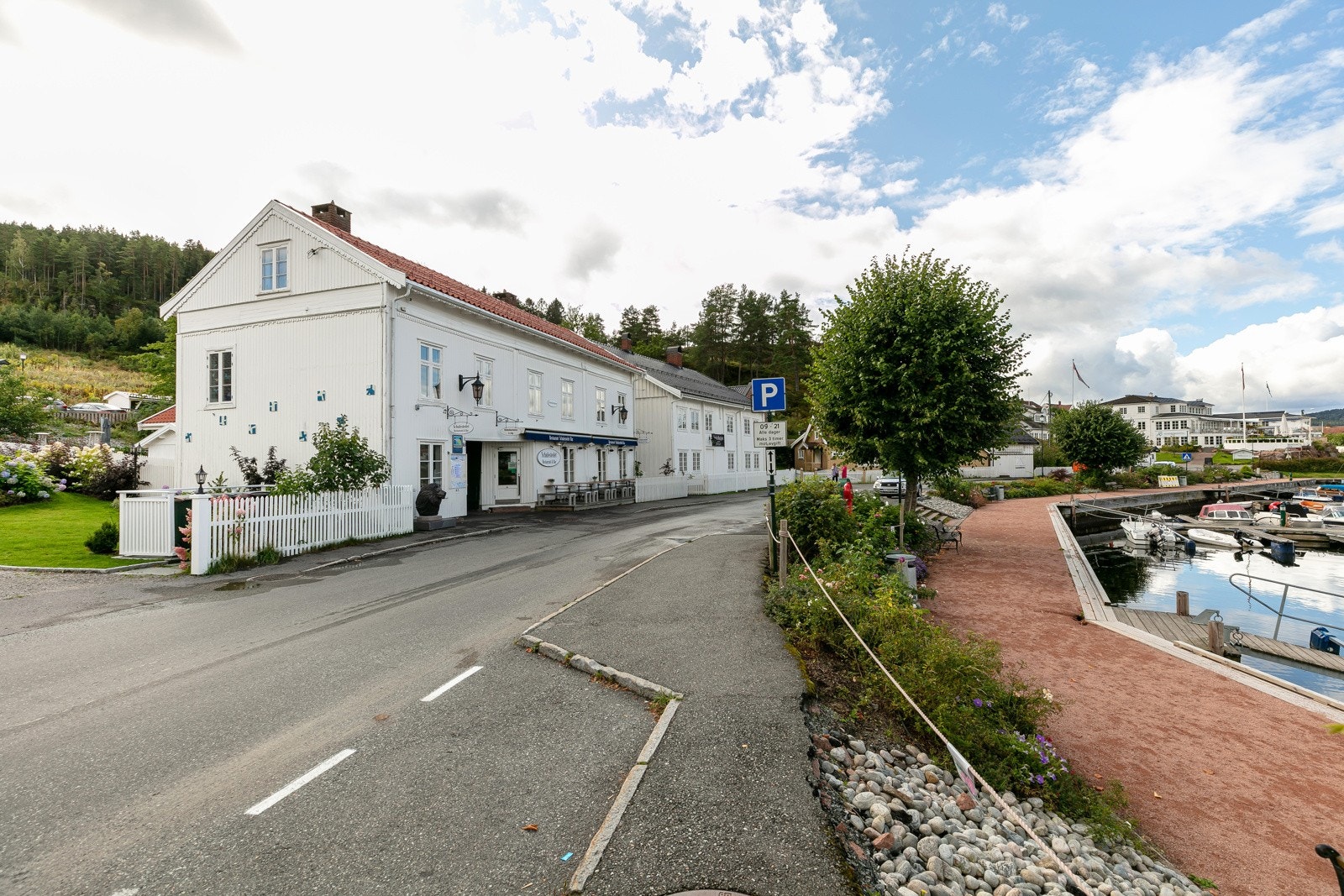 Holmsbu sentrum. Galleribilde