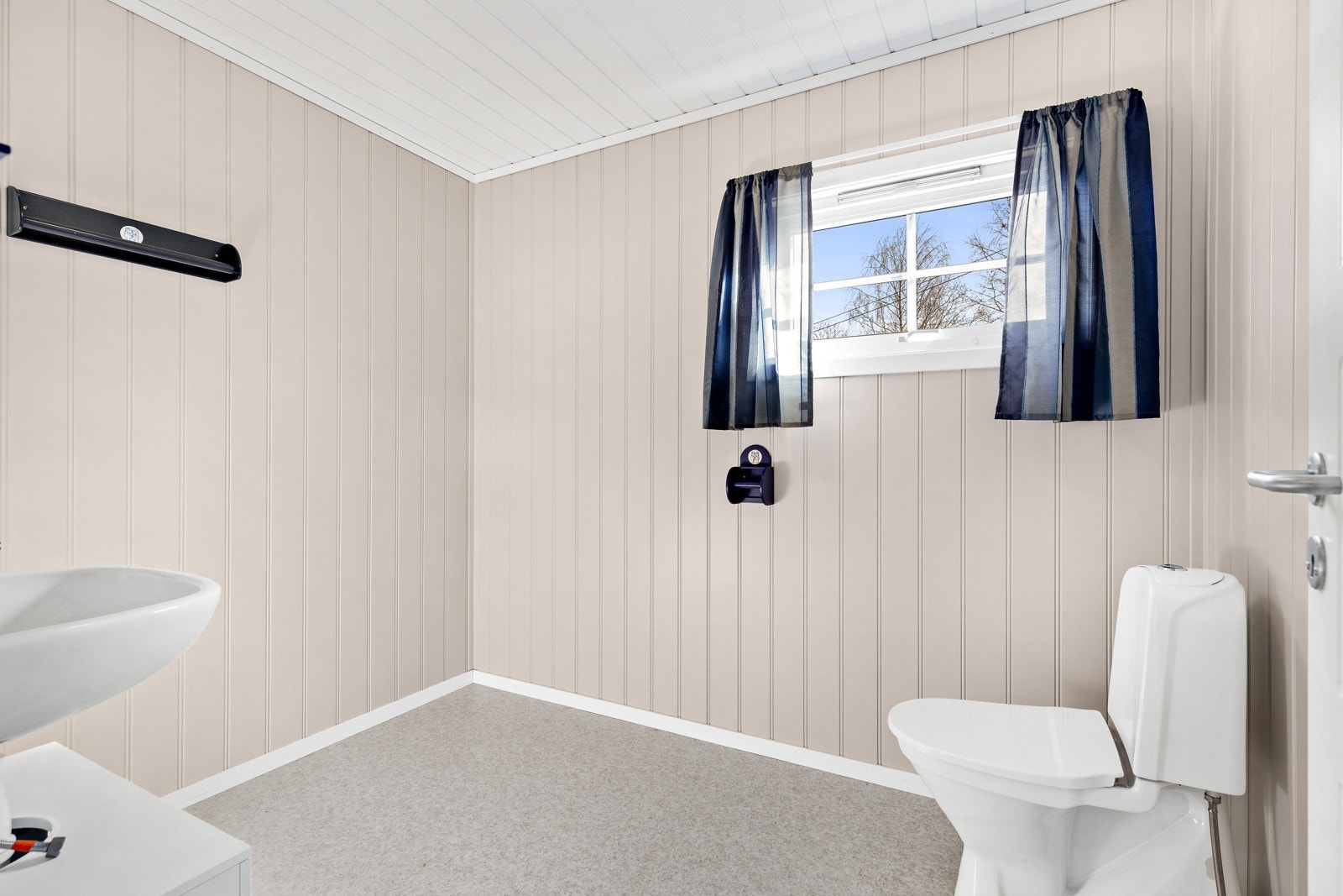 Toalettrom med gulvstående innredning under servant og gulvstående toalett. Galleribilde
