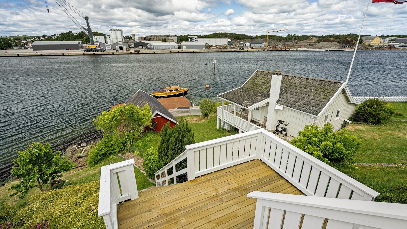 Videre fra terrassen er det adkomst til hage og vannet Galleribilde