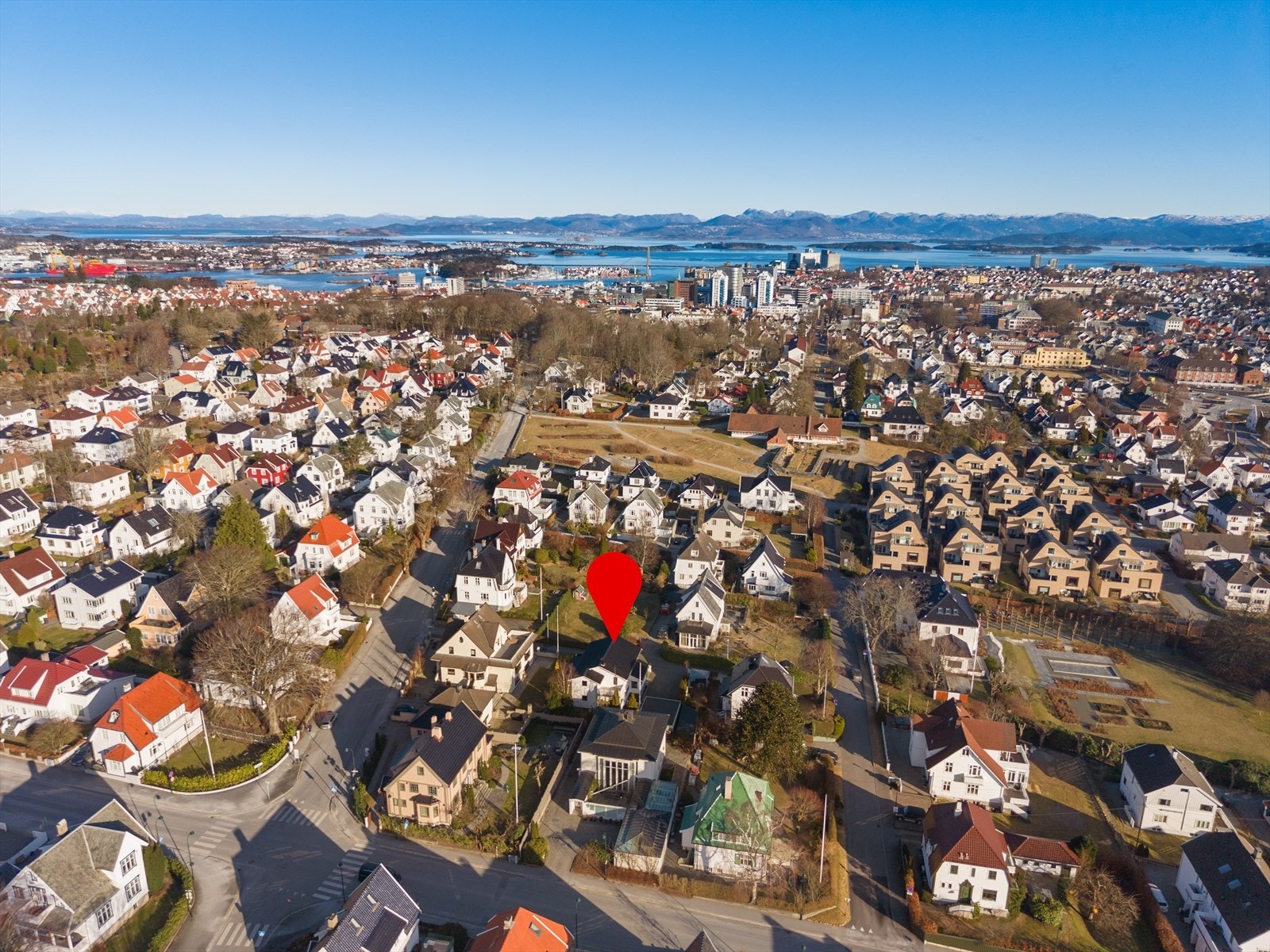 Sjarmerende, ærverdig og attraktivt nabolag på Eiganes. Omgitt av frodig natur og moderne fasiliteter. Perfekt for familier som ønsker ro og samtidig nærhet til byen. Galleribilde
