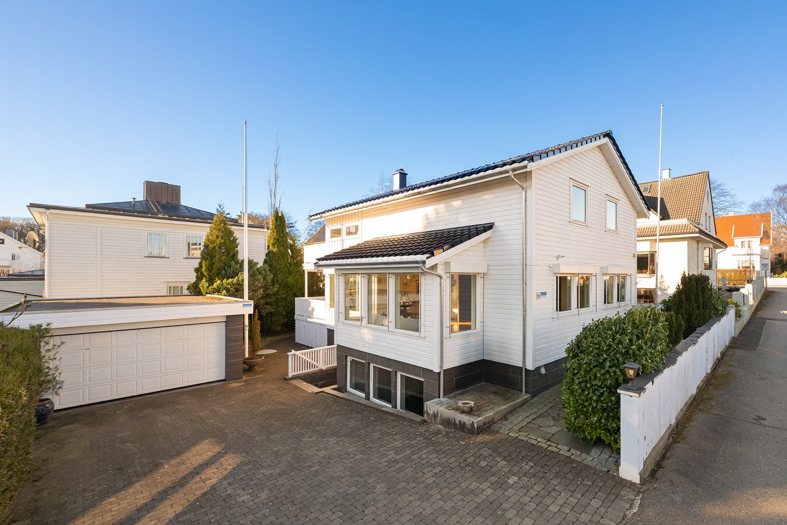 Biloppstillingsplass til flere biler i gårdsrom Galleribilde