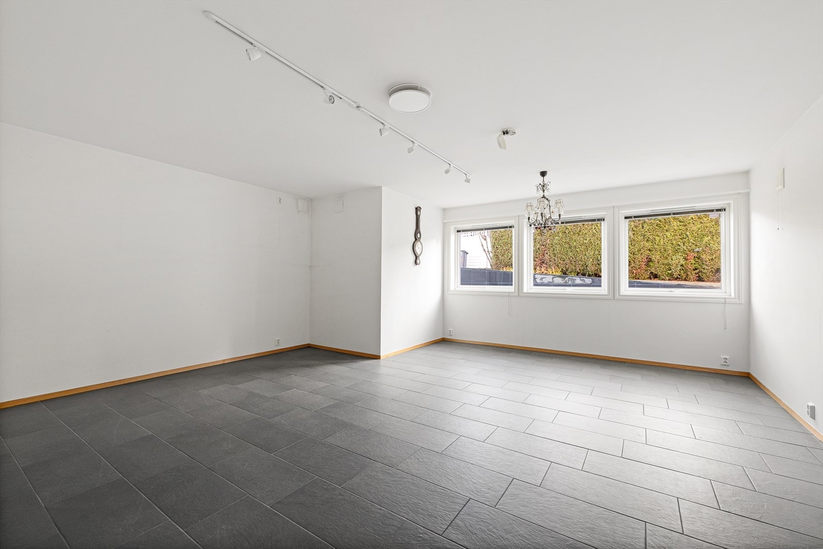 Stor, åpen kjellerstue med god takhøyde Galleribilde