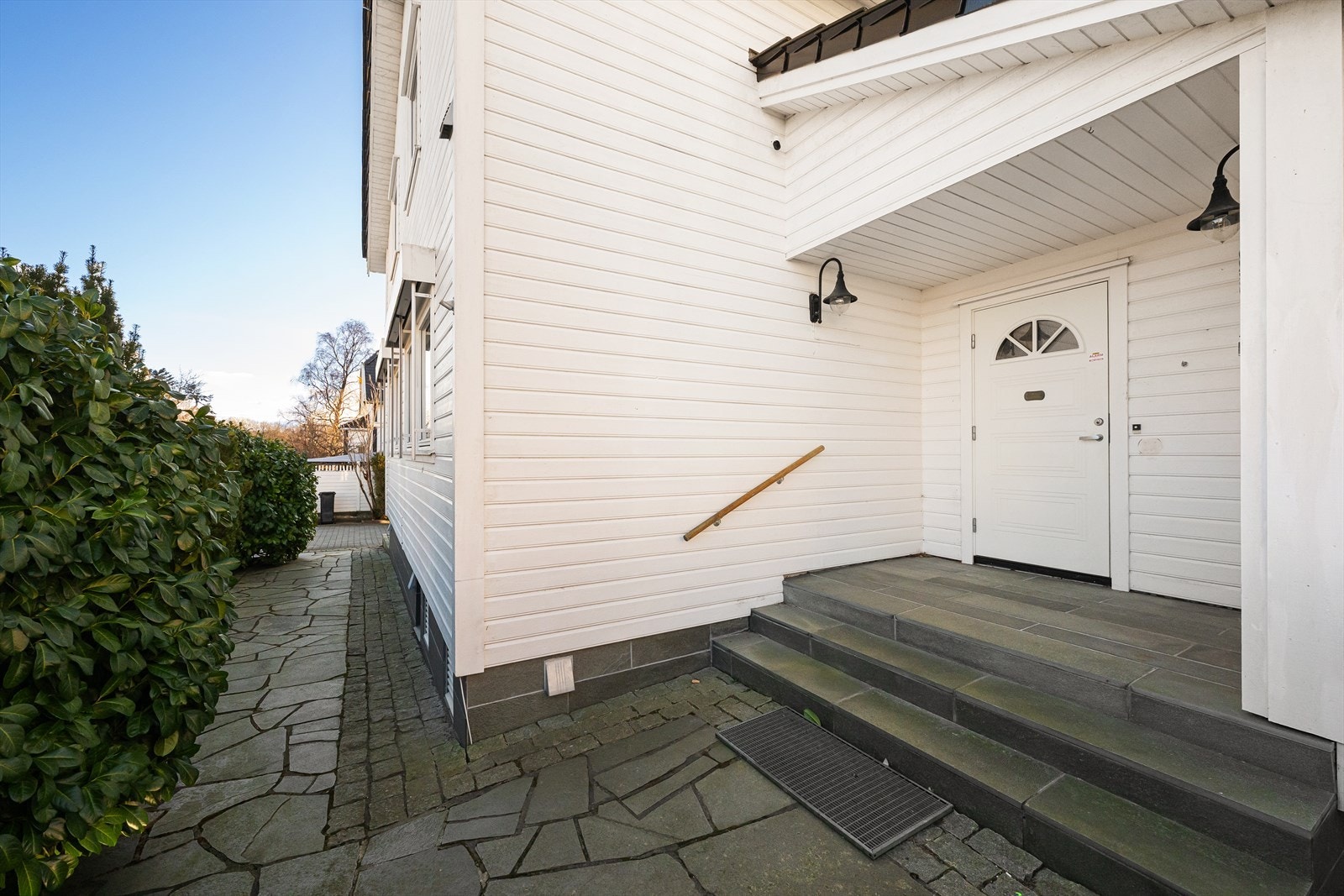 Flott opparbeidet og vedlikeholds-enkel tomt med skifer, belegningstein og brostein Galleribilde