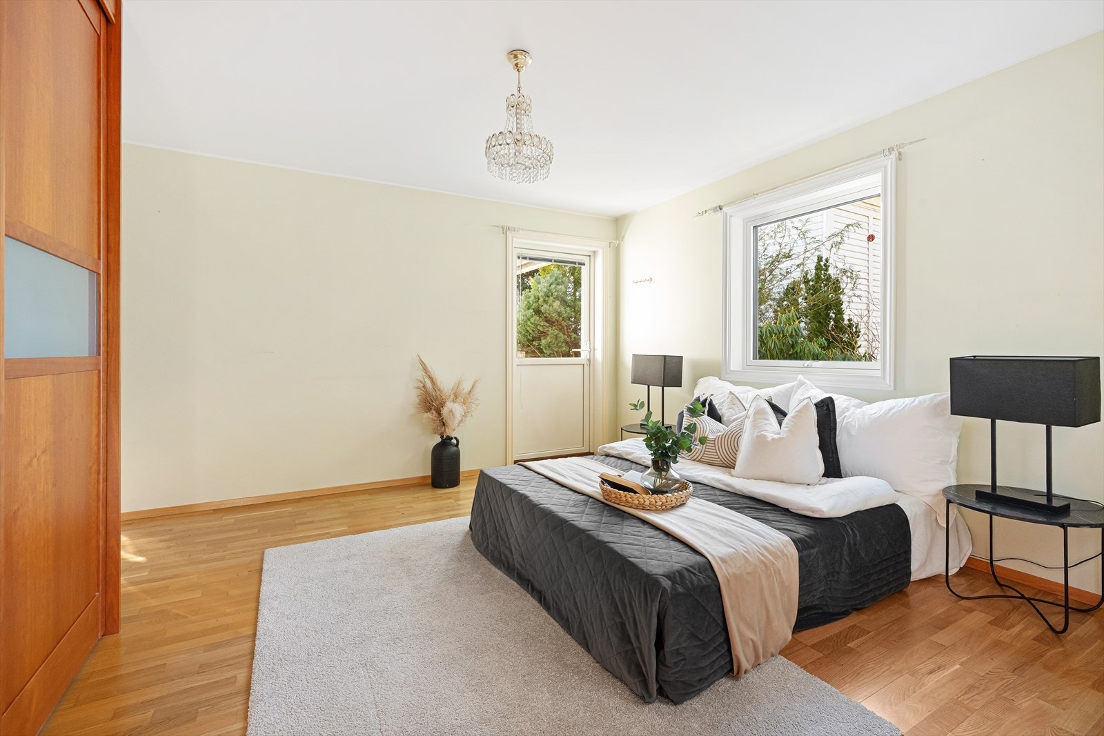 Romslig hovedsoverom med utgang til terrassen Galleribilde