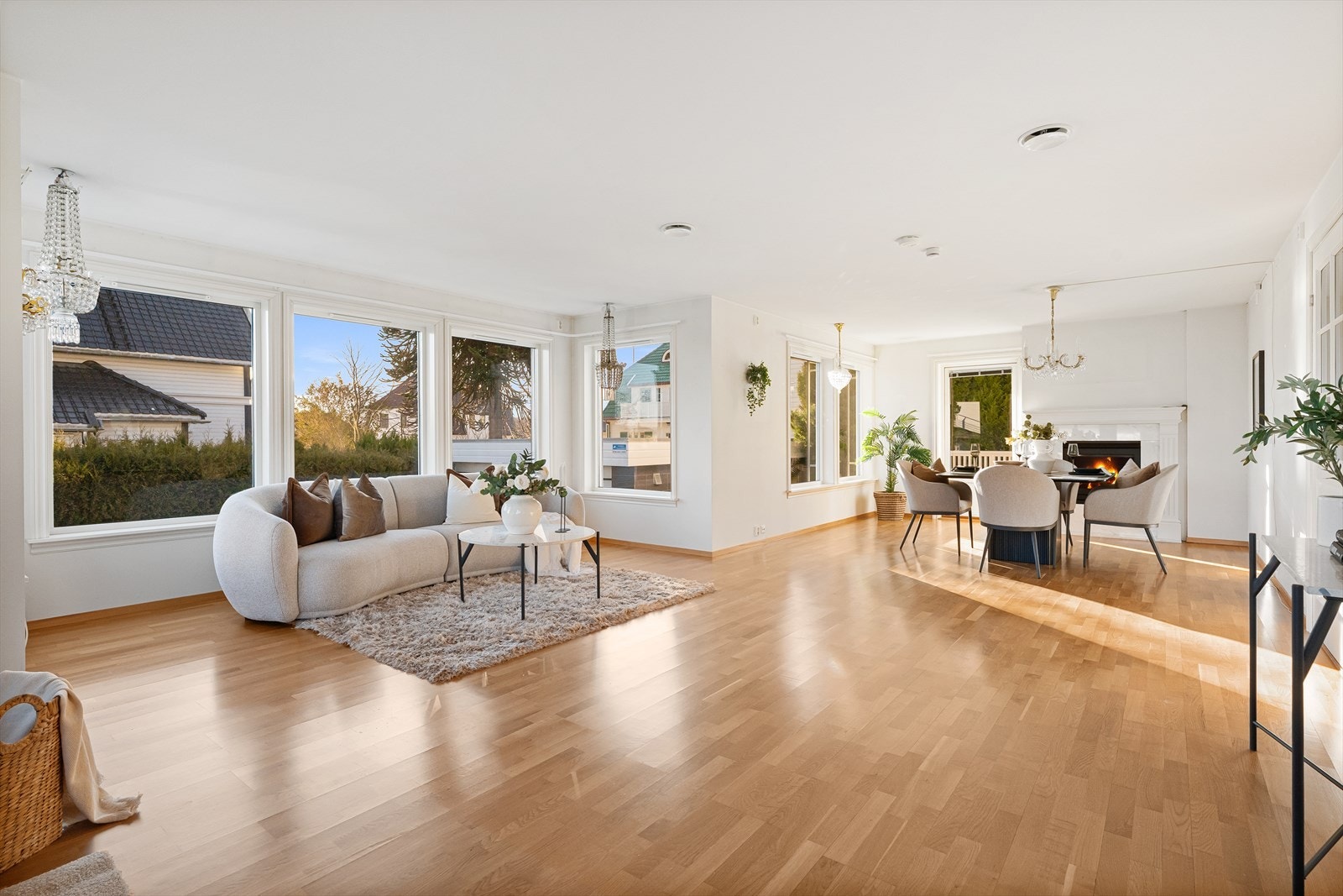 Lyst og lekkert med vinduer på 3 vegger Galleribilde