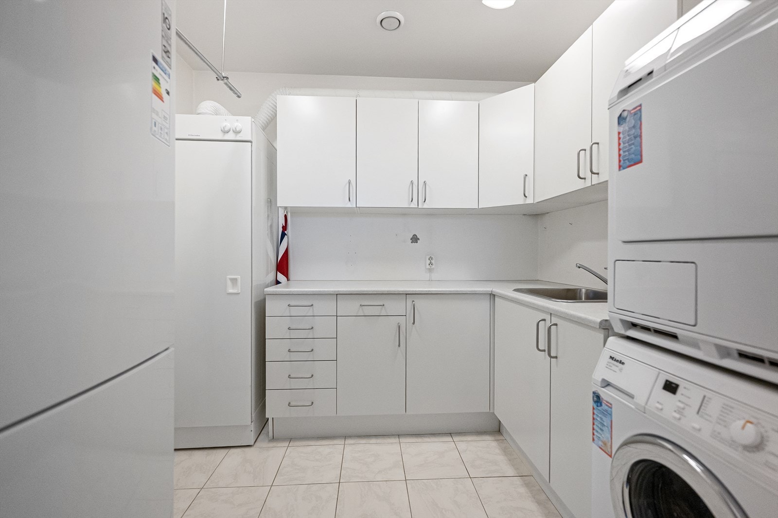 Separat vaskerom med praktisk innredning Galleribilde