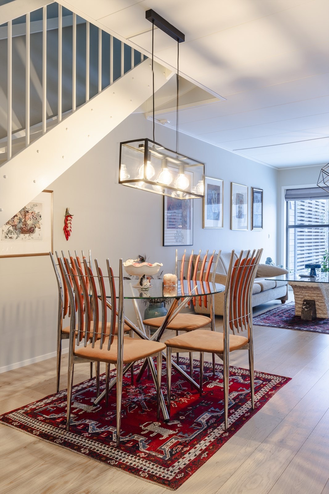 God plass til spisegruppe mellom kjøkken og stue Galleribilde