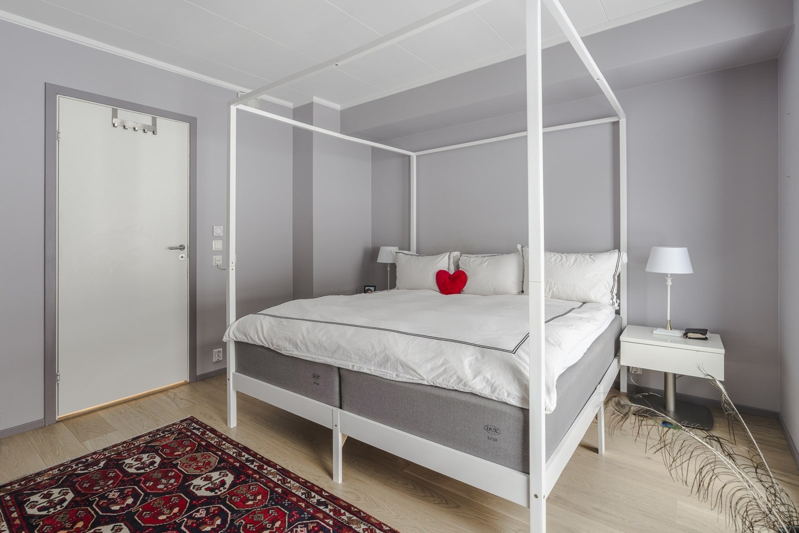 God plass til dobbeltseng og garderobe Galleribilde