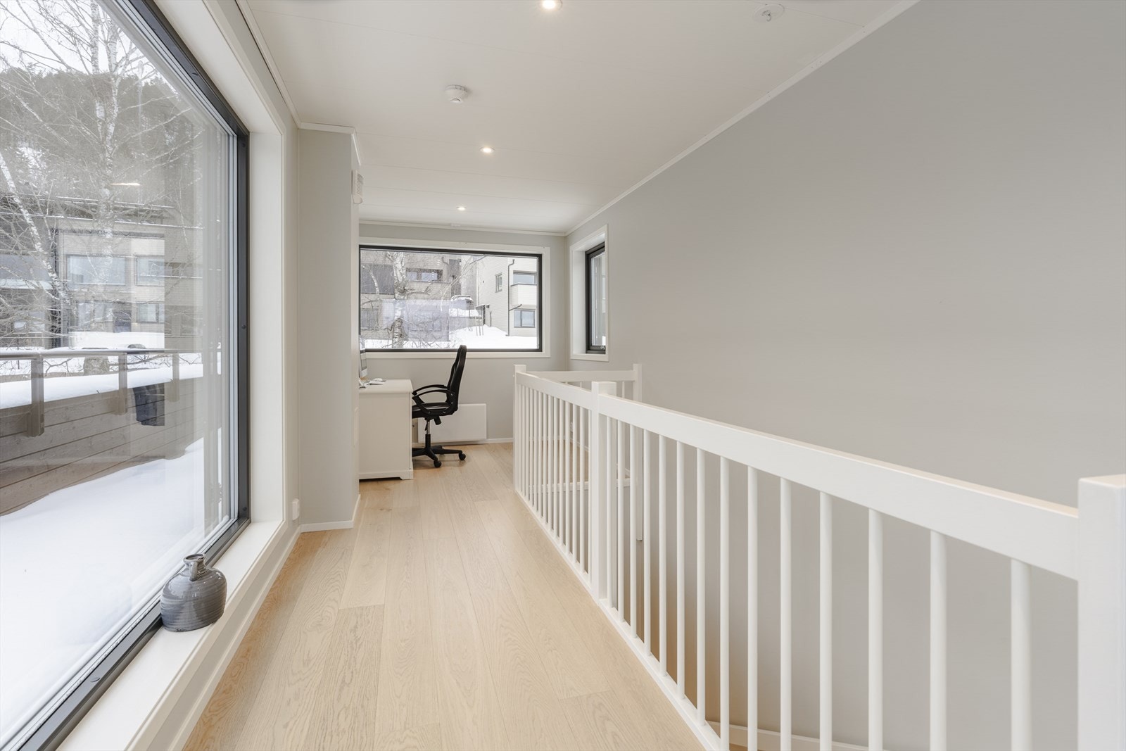 Kontorplass i hjørnet med fantastisk utsikt Galleribilde