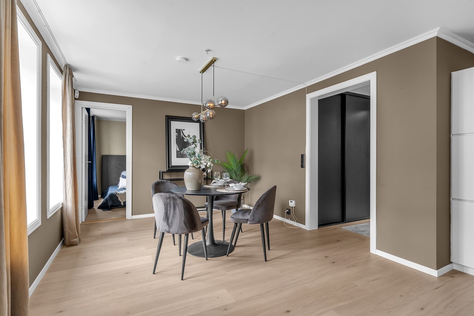 Leilighetens hovederom er rommet med åpen stue/ kjøkkenløsning. Her er det plass til sofagruppe med tilhørende møblement, samt spisebord. Galleribilde