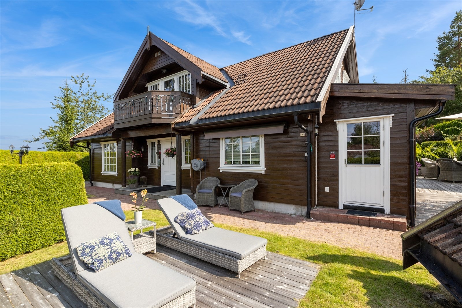 I tillegg til hovedterrassen er det en frittstående terrasse på ca. 10 m² på boligens fremside. Galleribilde