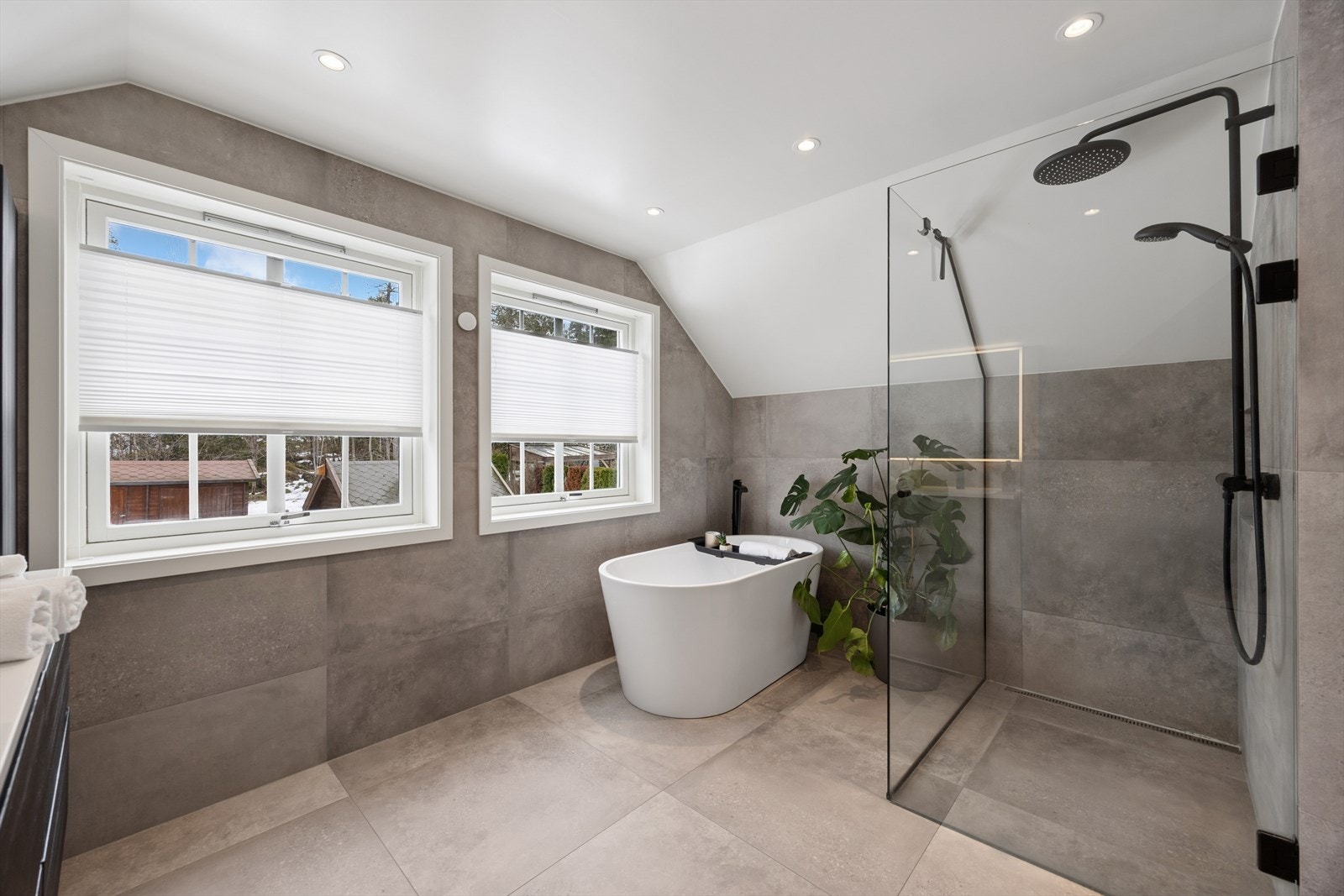 Badet er utstyrt med en stilren innredning med to nedfelte servanter, badekar, dusj og toalett. Galleribilde