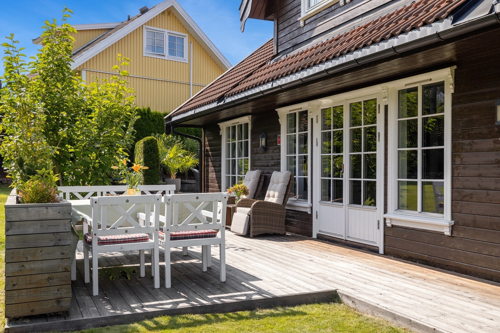Utearealene er en av boligens fremste kvaliteter, usjenert med stor terrasse, fantastisk plen og god solforhold! Galleribilde