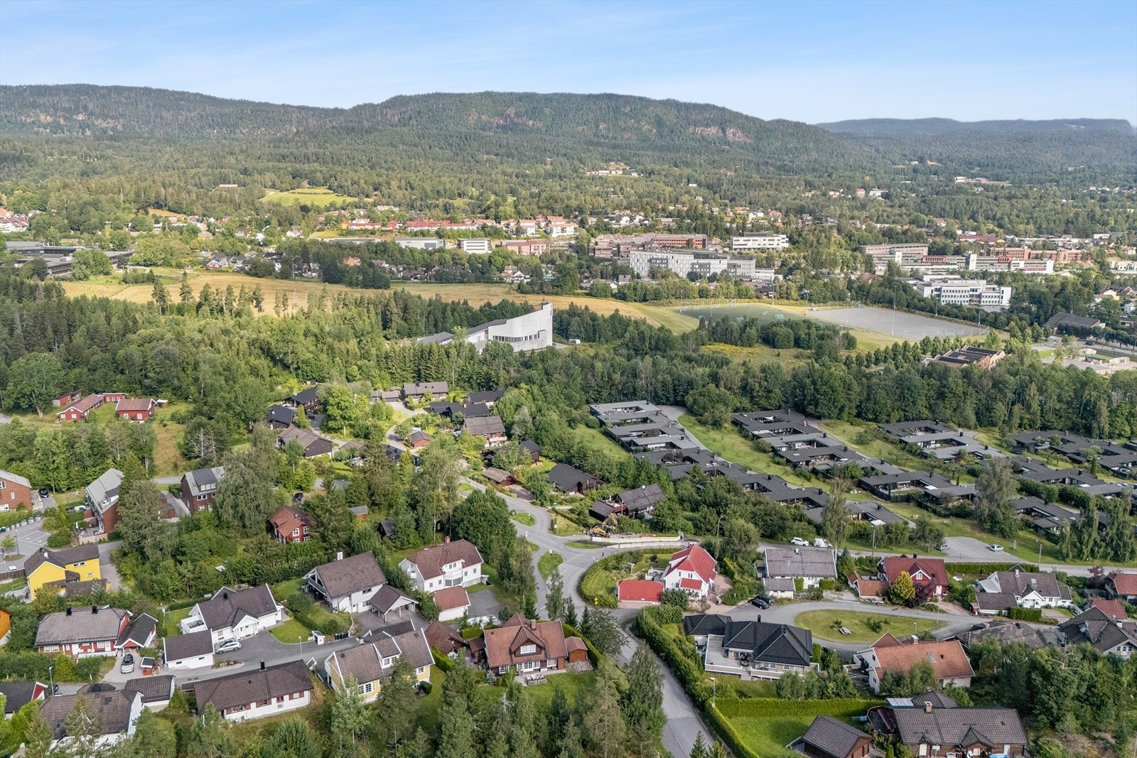 En enebolig med sentral beliggenhet tett på Asker sentrum, og samtidig rett ved markagrensen. Galleribilde