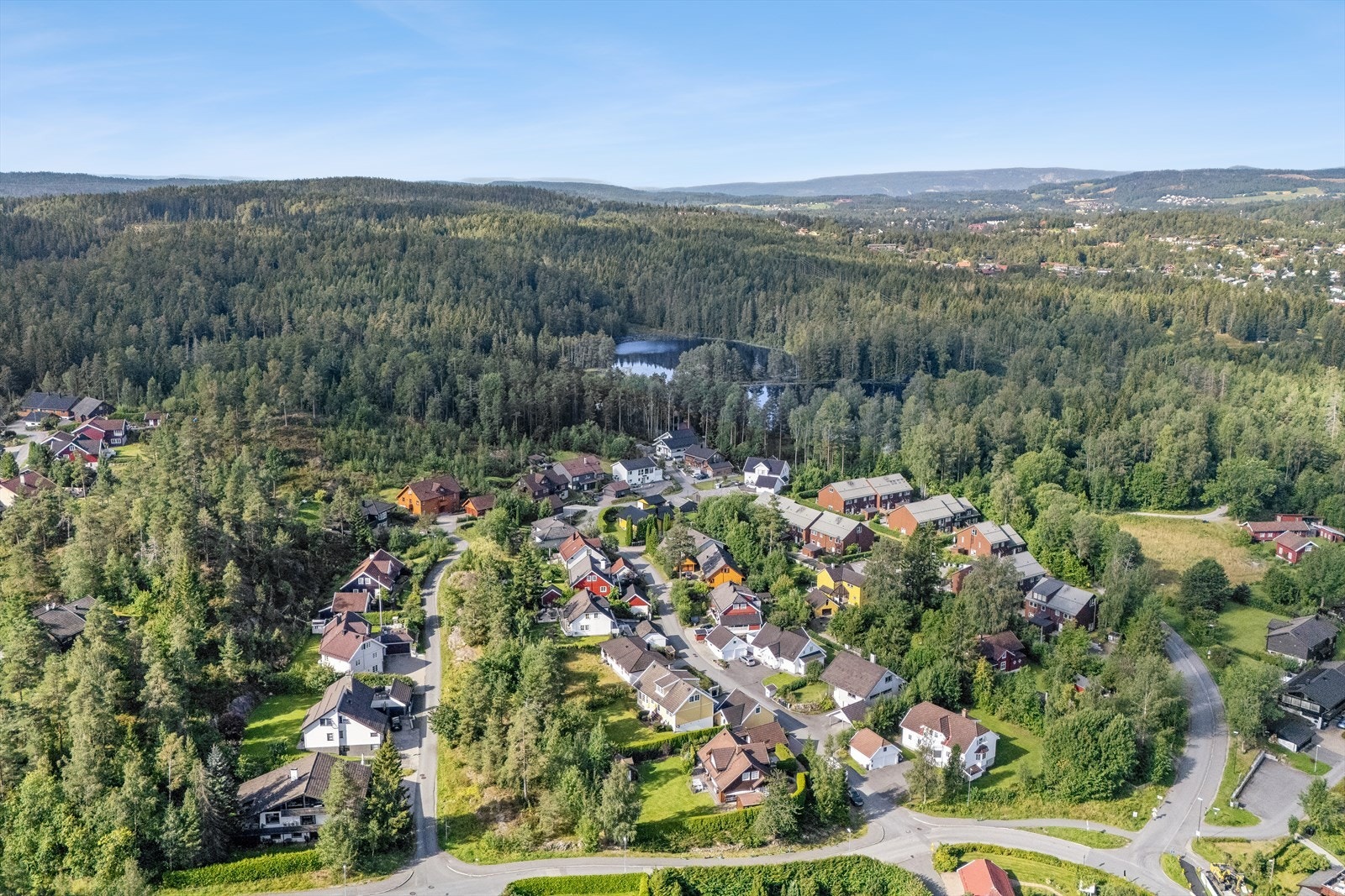 Området er naturskjønt med store skogområder og innsjøer. Galleribilde