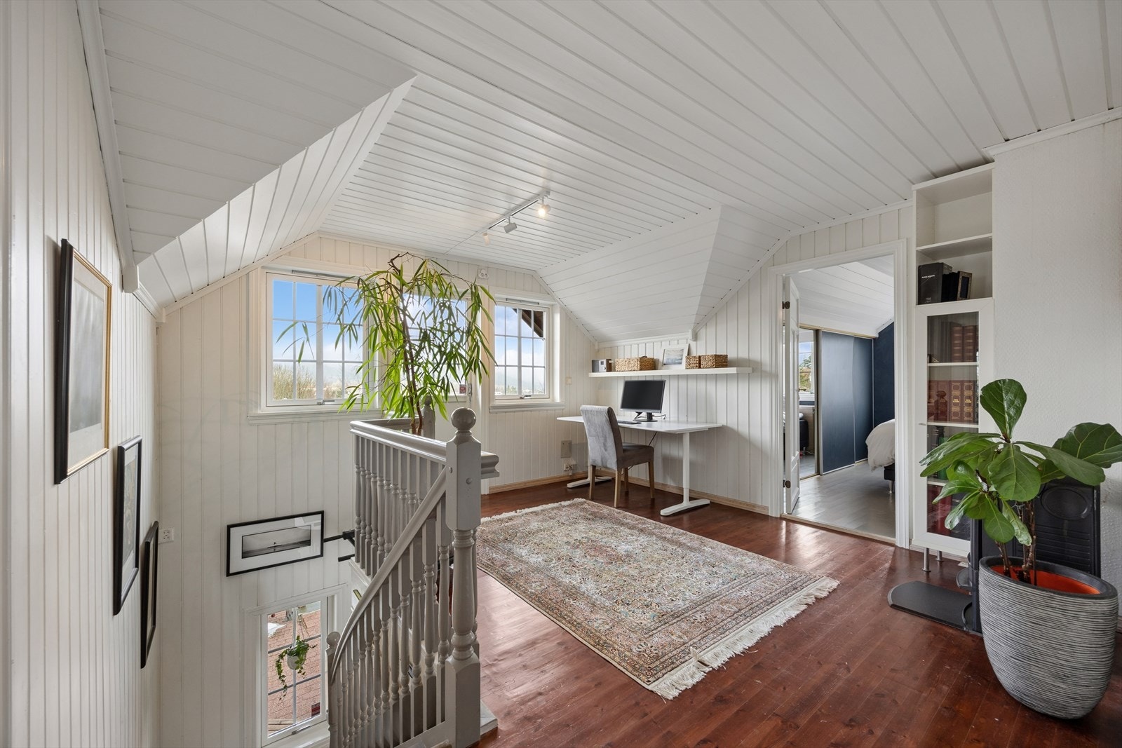 Fra loftstuen er det utgang til en balkong på cirka 6 m², hvor man kan nyte kvedssolen og utsikten over nærområdet. Galleribilde
