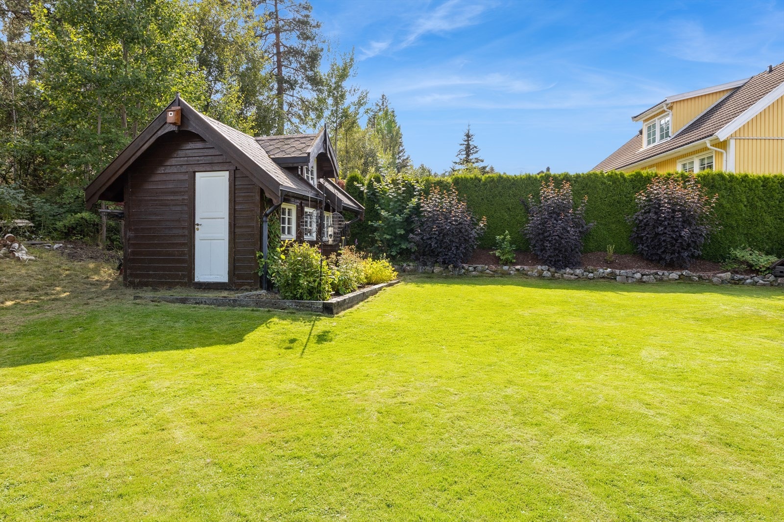 Eiendommen har rikelig med lagringsplass, inkludert et anneks/bod på 9 m² og en redskapsbod på 5 m². Galleribilde