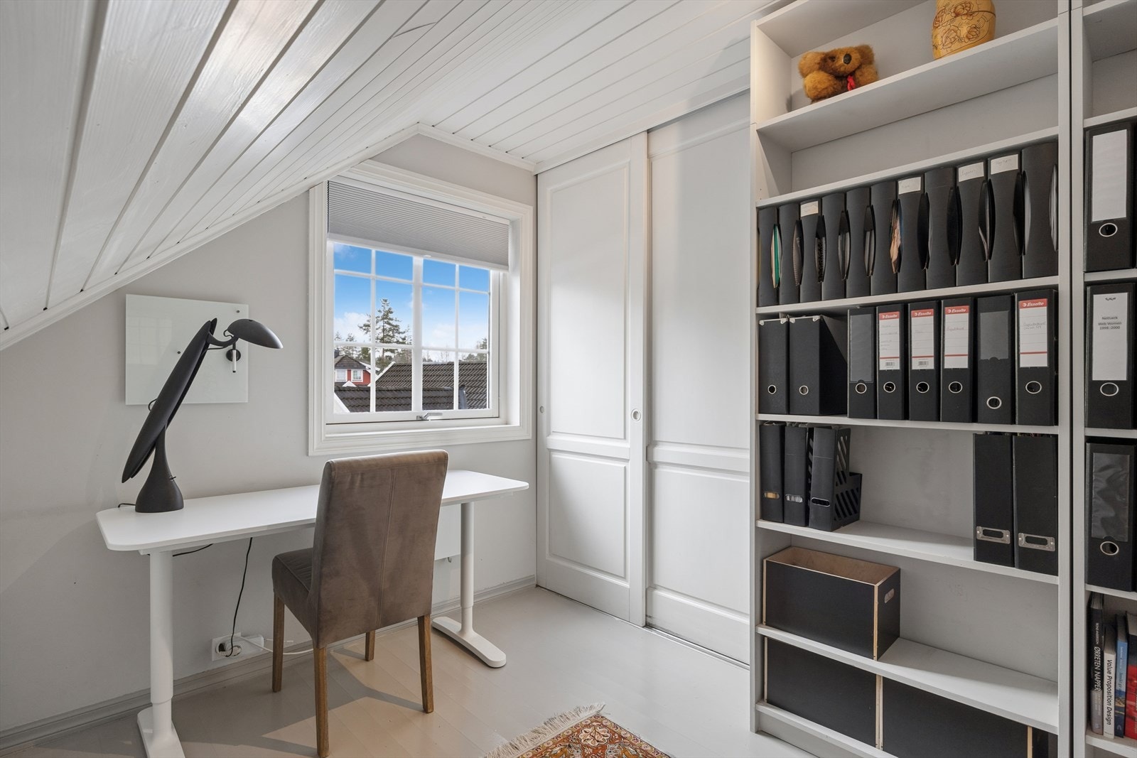 Soverom 3. Alle soverommene har godt med oppbevaringsplass i innebygd garderobeskap. Galleribilde