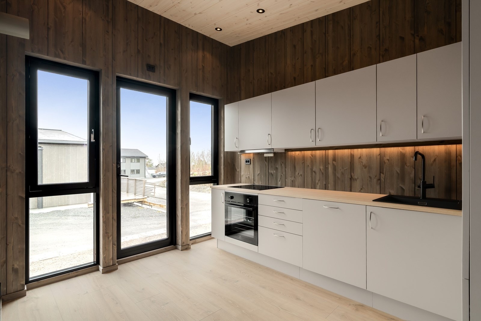 Boligen leveres med balansert ventilasjon samt varme i alle gulv bortsett fra soverom. Galleribilde
