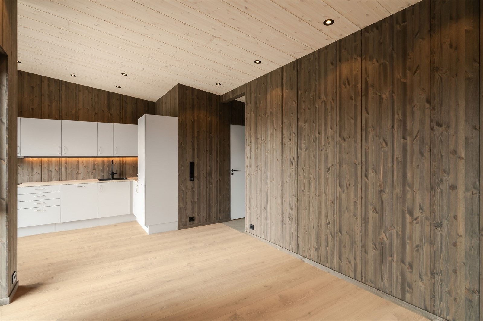 På stuen/kjøkkenet er det støpt varmekabler i gulv for behagelig gulvvarme. Videre er det balansert ventilasjon i huset som sørger for behagelig inneklima. Galleribilde