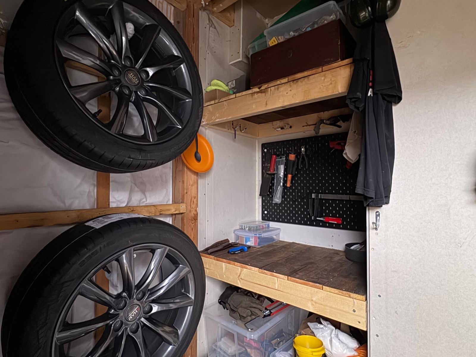 Boden har en praktisk arbeidsbenk Galleribilde
