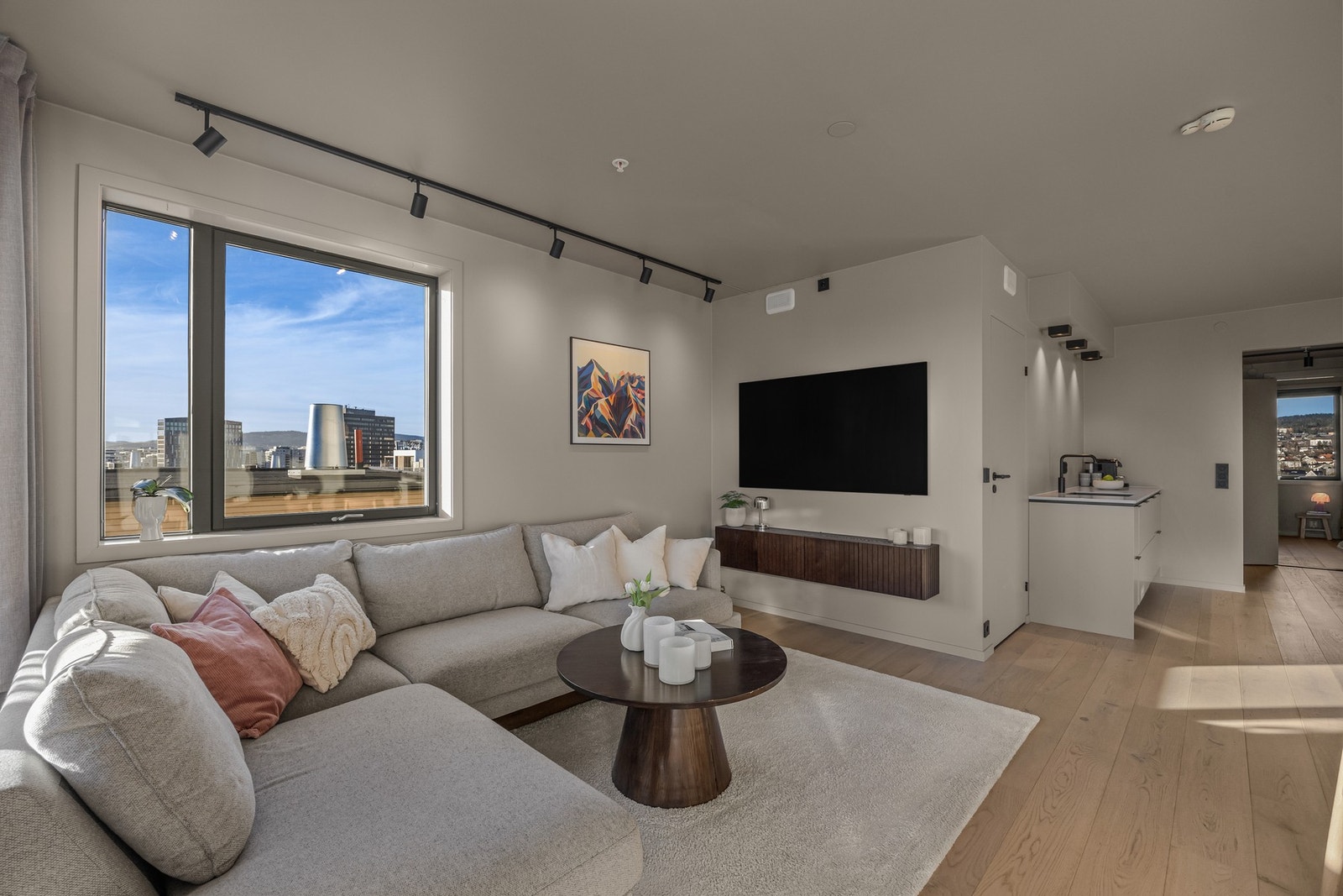 Perfekt utforming til sofagruppe med TV perfekt plassert på vegg Galleribilde