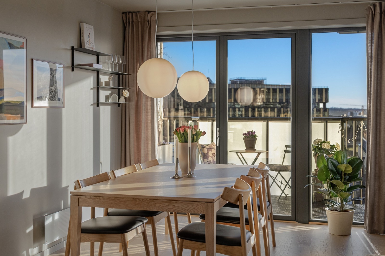 Det er god plass til stor spisegruppe i eget hjørne i oppholdsrommet Galleribilde