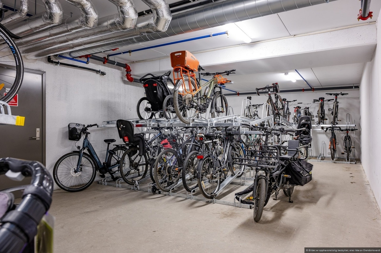 Felles sykkelparkering i sameiet. Galleribilde