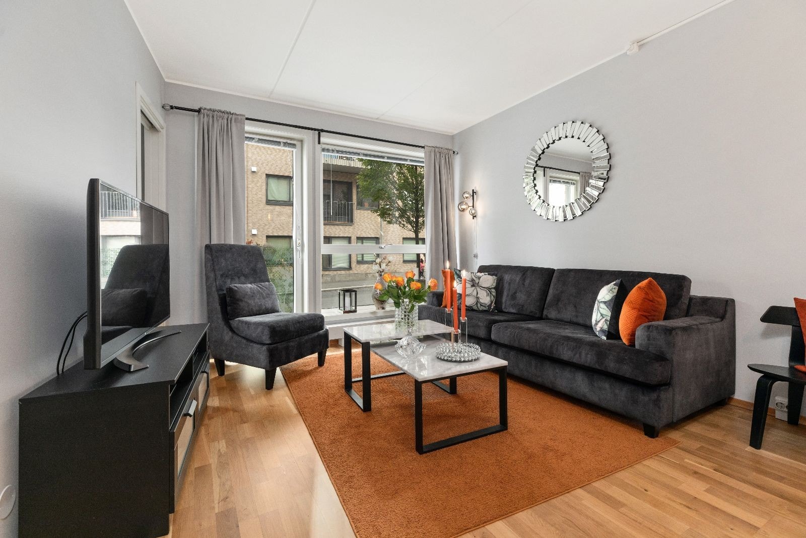 Koselig sofaplass (plissegardiner blir satt inn) Galleribilde