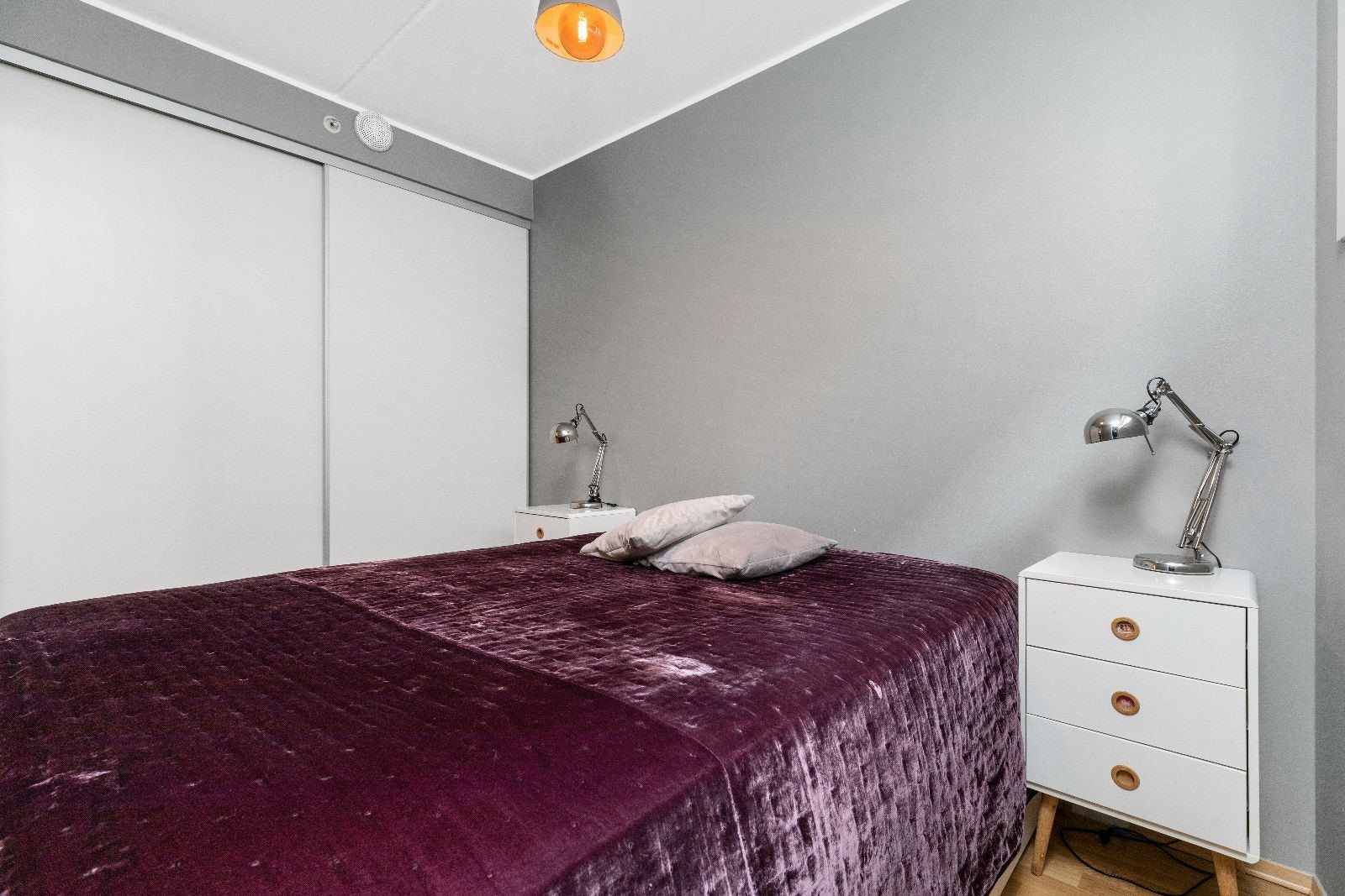 Stort soverom med god skapplass Galleribilde