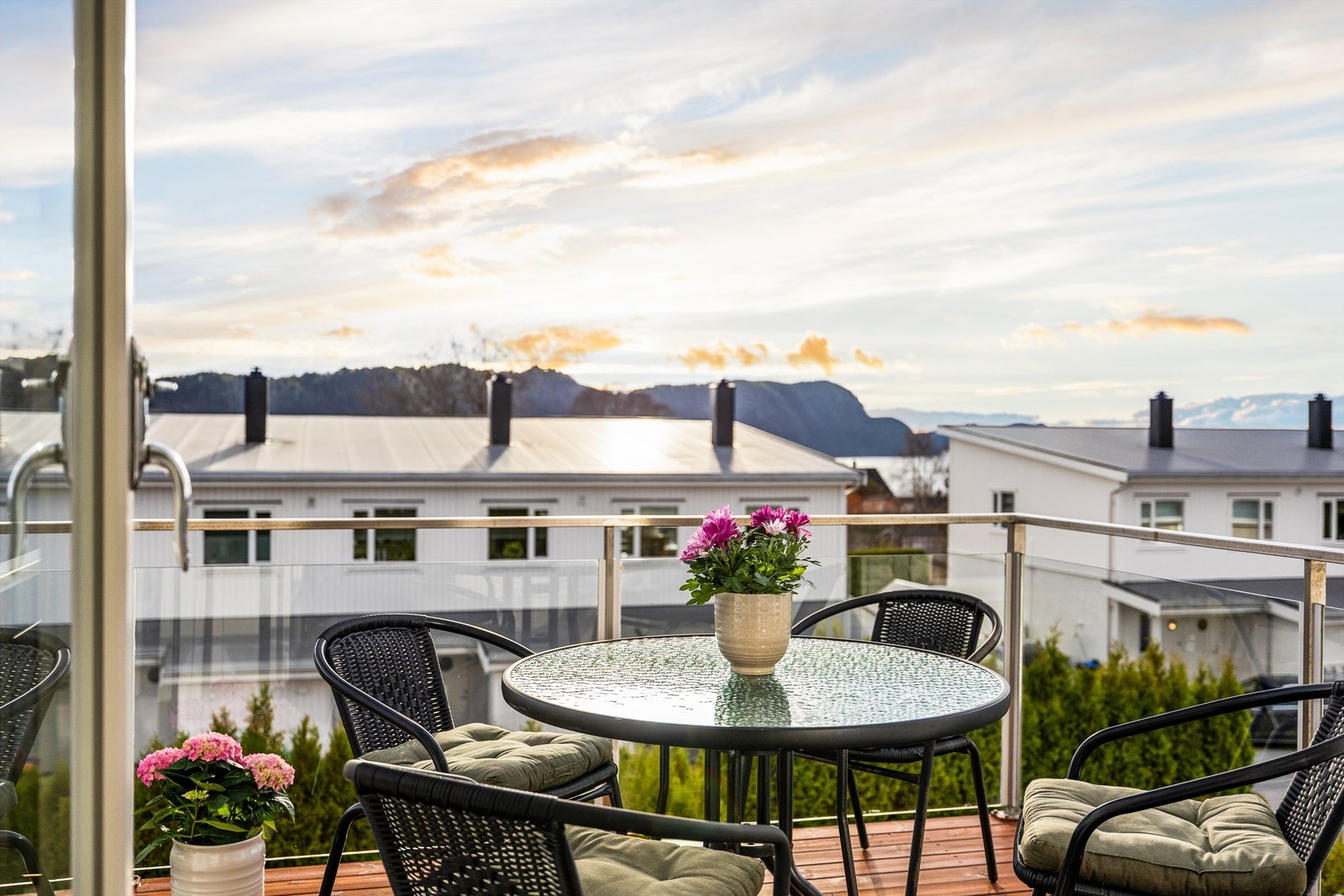 Veranda med flott utsikt og gode solforhold Galleribilde