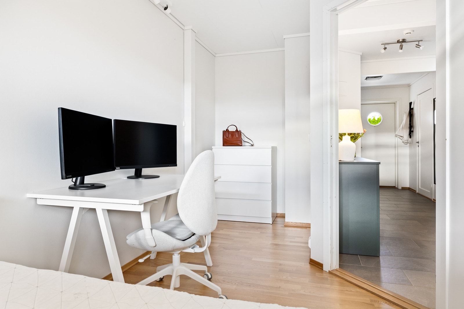 Soverom 1 med plass til hjemmekontor Galleribilde